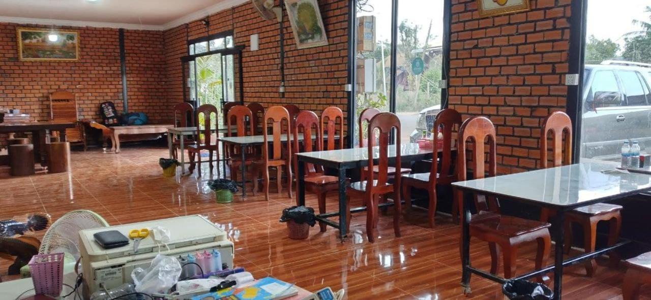 Manel Guesthouse And Restaurant Сенмонором Екстер'єр фото