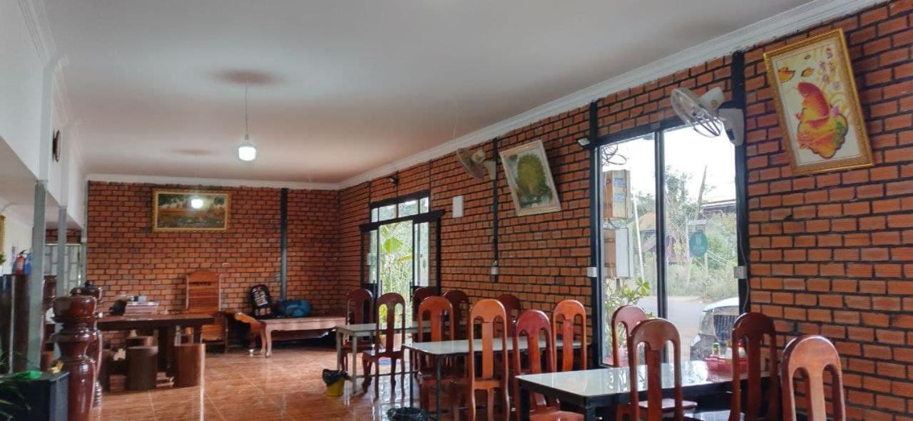 Manel Guesthouse And Restaurant Сенмонором Екстер'єр фото