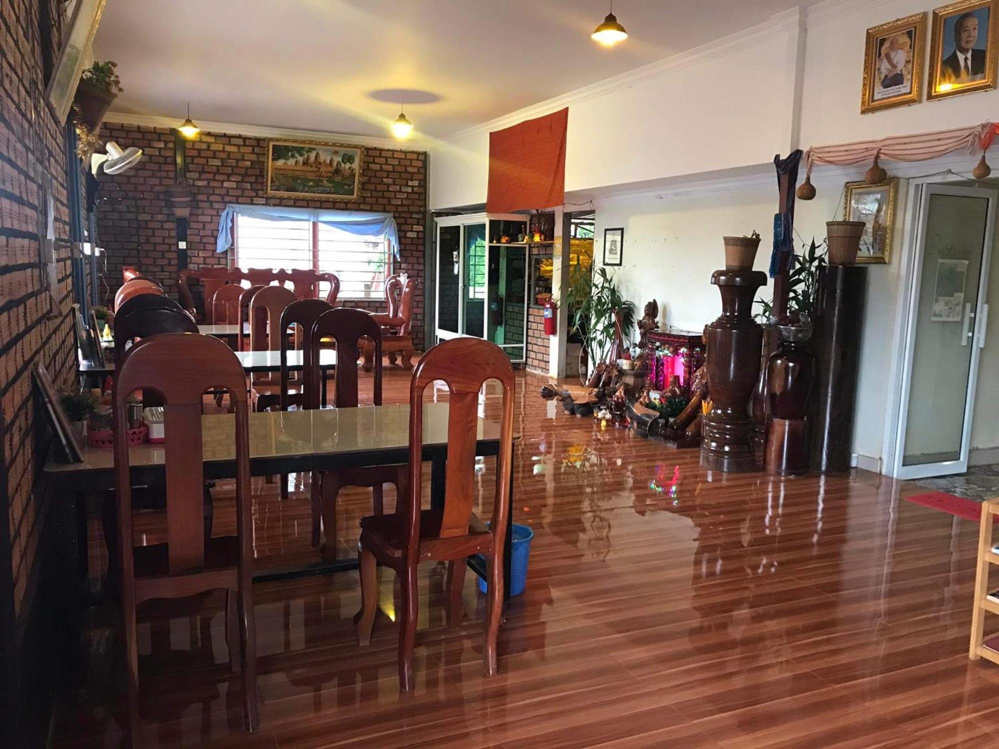 Manel Guesthouse And Restaurant Сенмонором Екстер'єр фото