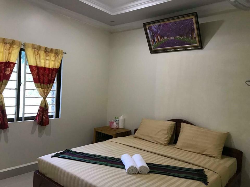 Manel Guesthouse And Restaurant Сенмонором Екстер'єр фото